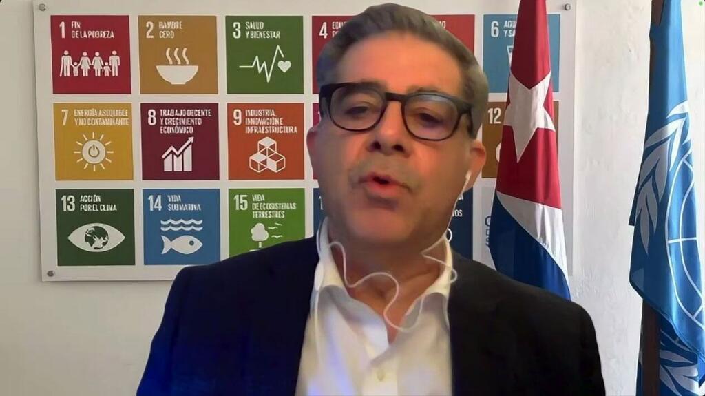 El coordinador residente en Cuba, Francisco Pichón, informa a los periodistas sobre la situación en el país.